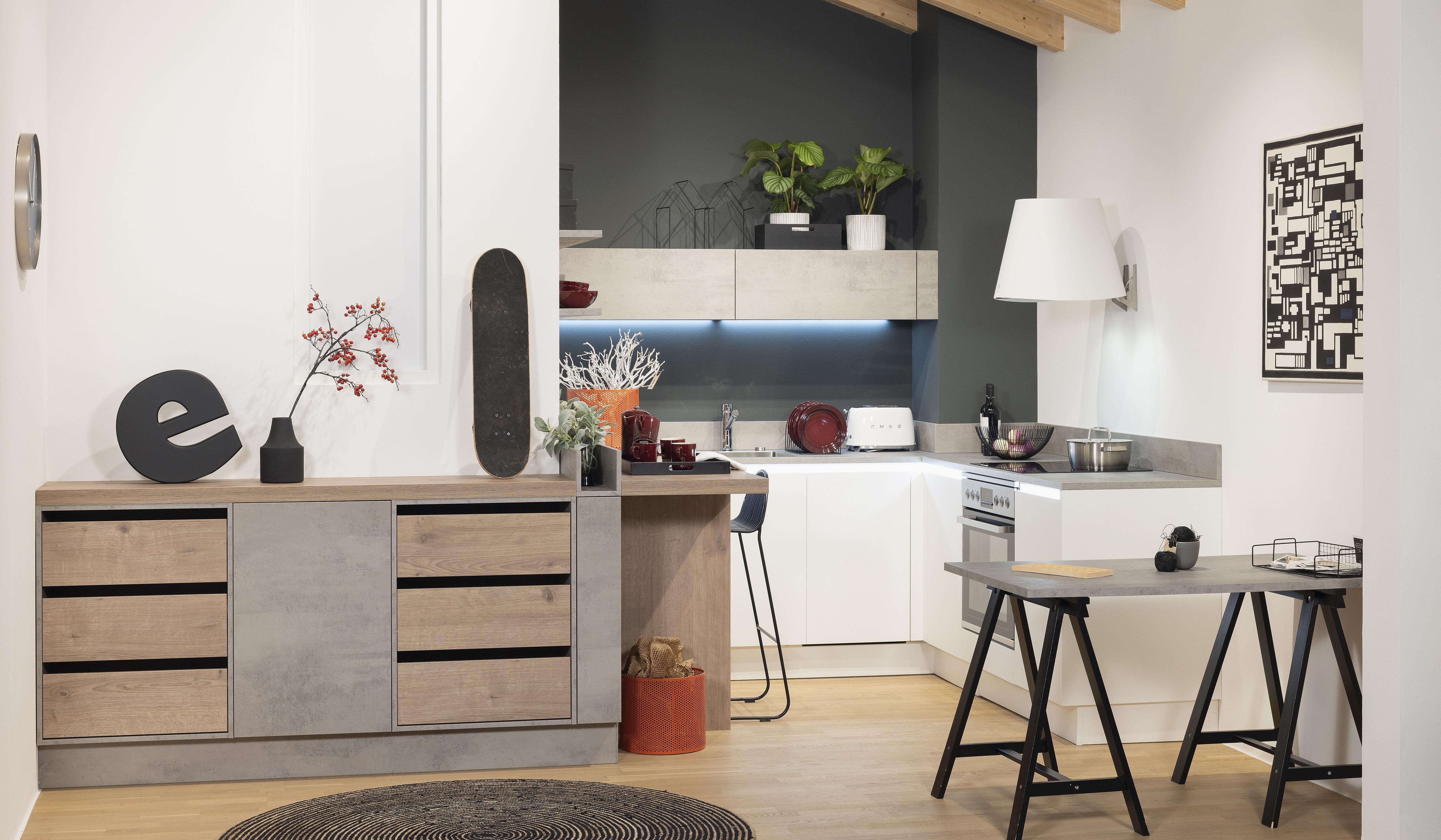 APL: Beton NP 25 mm Front: Stone Beton NB Front: Weiß Front: Flair Eiche Graphitsilber NB Korpus: Weiß Griff: PTO und Edelstahloptik Geräte: Candy, Abzugshaube elica Armatur: Nolte Spüle: Franke Features: Tiny Kitchen, kompakte Planung in der Dachschräge, Beton NB Oberfläche kombiniert mit Weiß und Holz NB, junges Wohnen, Essen integriert in Tiny Kitchen, Einsteigerküche, beleuchte Griffmulde, 45er Spüler.